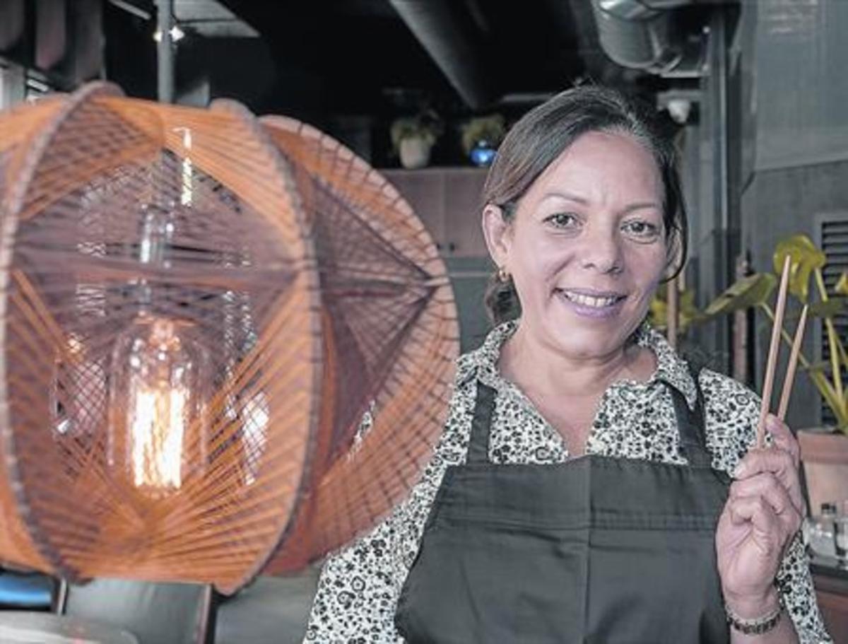 La cocinera Fabiola Lairet alza los palillos en uno de los comedores de Robata.