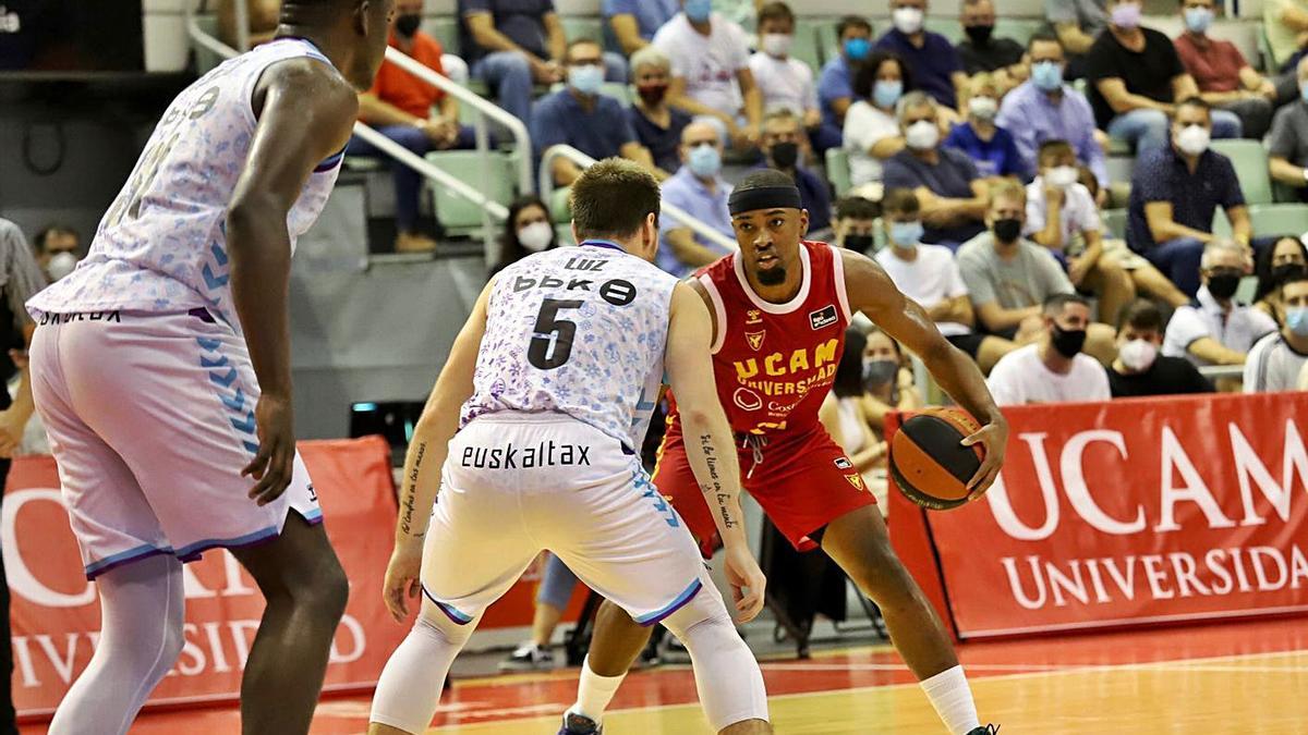 Isaiah Taylor bota el balón ante Rafa Luz en el partido ante el Bilbao Basket