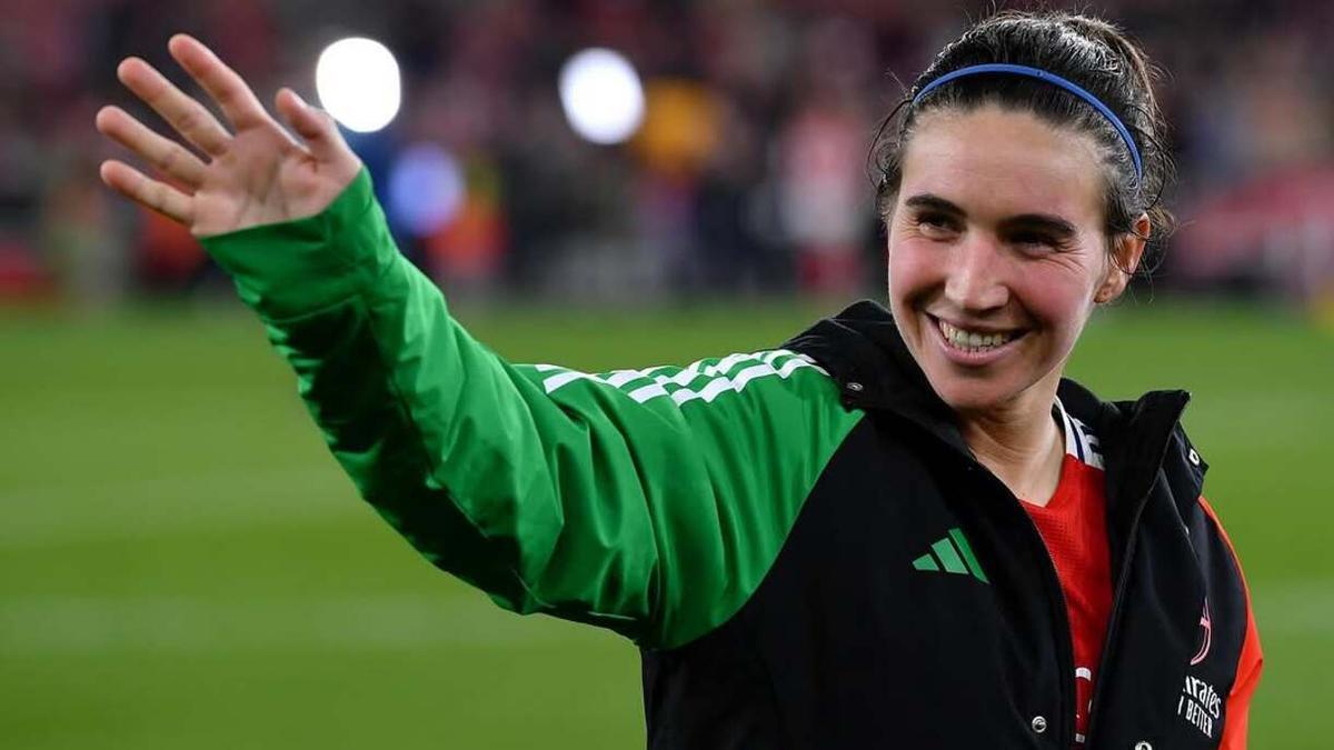 Mariona Caldentey saluda a los aficionados tras un partido del Arsenal
