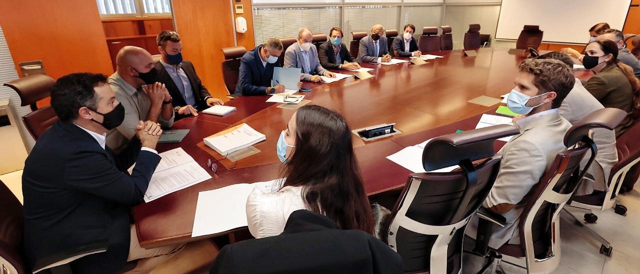 Un momento de la reunión celebrada entre el edil de Urbanismo y representantes de grandes superficies y supermercados.