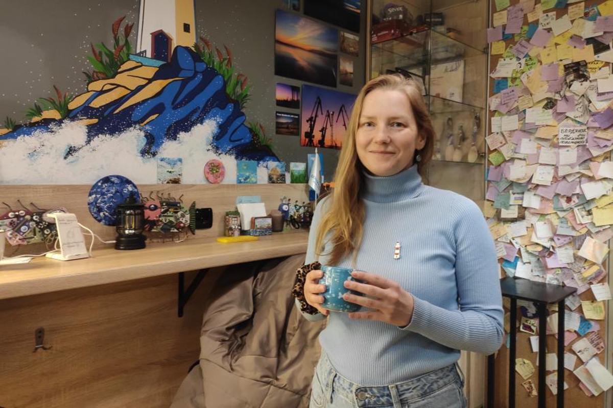 Ksenia Kleinos, fundadora de la cafetería Dzendzik en Lviv, mantiene su negocio peleando con los cortes de energía.