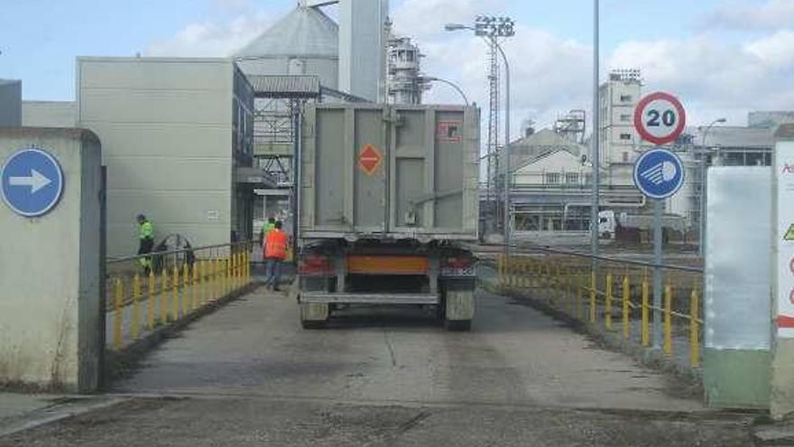 Un camión entra en la fábrica de Azucarera en Toro.