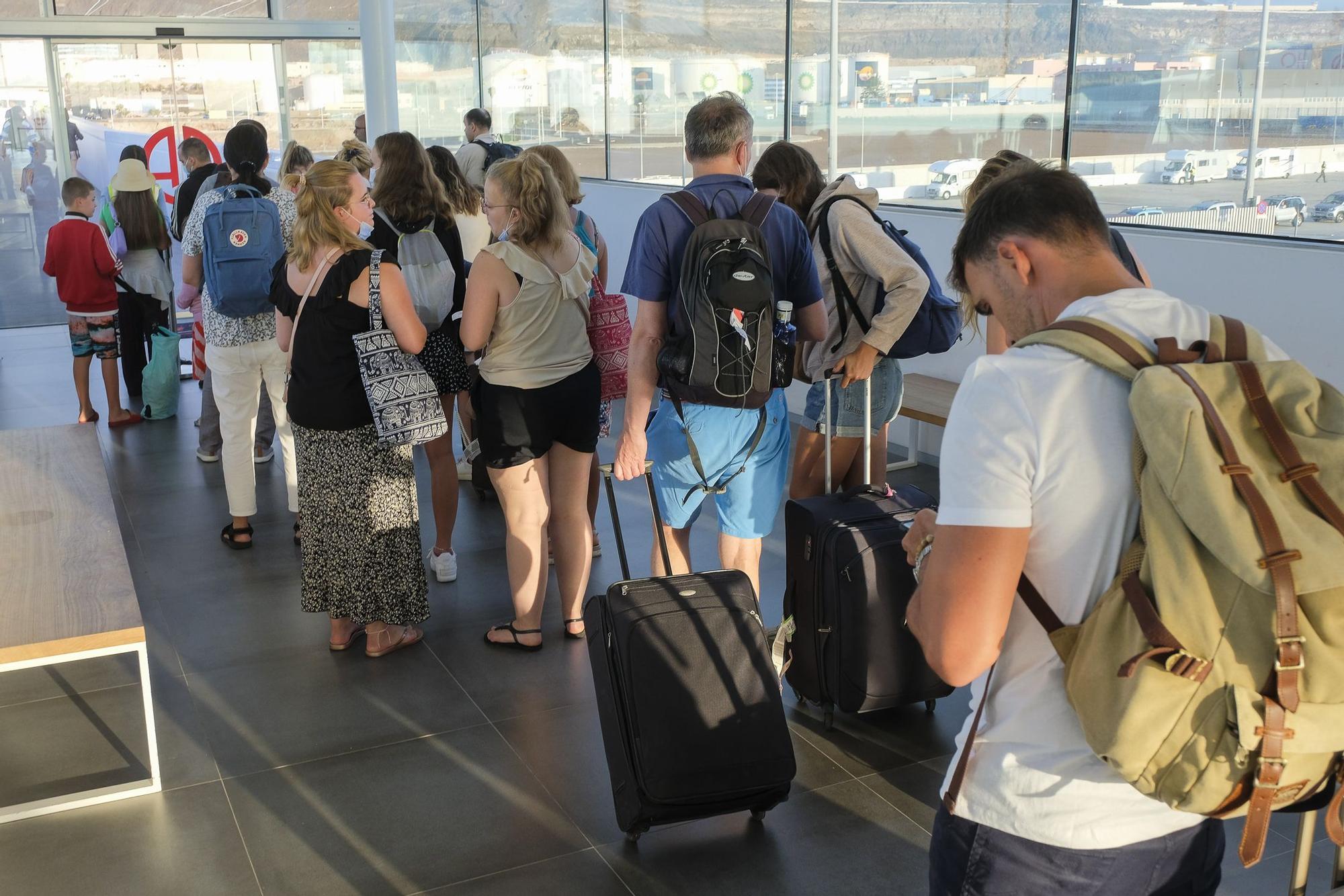 Viajeros interinsulares en el puerto de La Luz