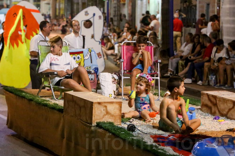 El municipio celebró su llamativa Gran Cabalgata de Disfraces dentro de los actos de las Fiestas de Agosto en honor a la Virgen de la Asunción