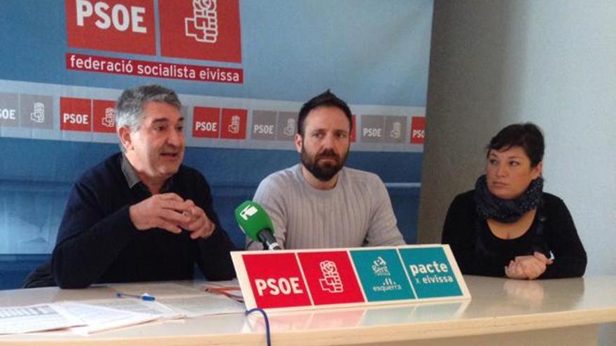 Marí, a la izquierda, ayer durante la rueda de prensa.