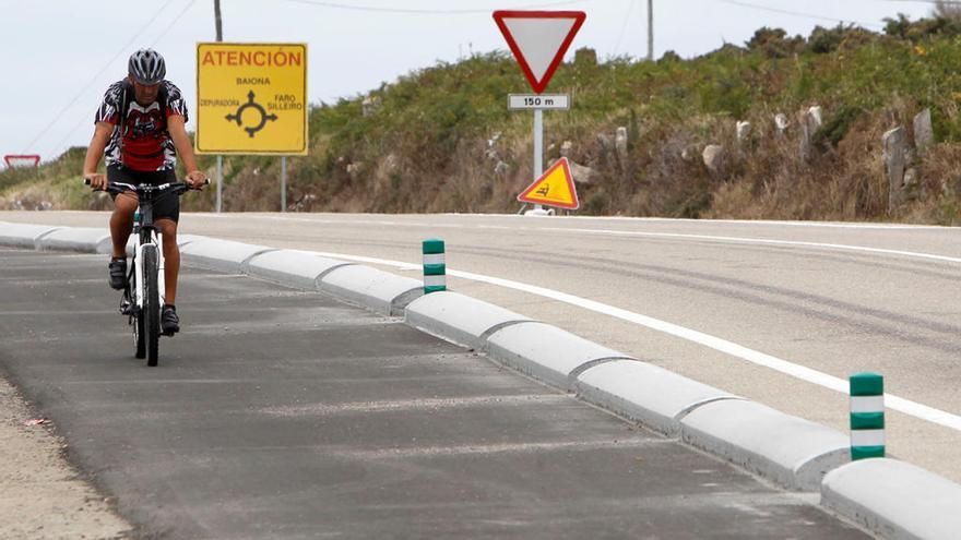 Un ciclista en el carril bici de Baiona // J. Lores