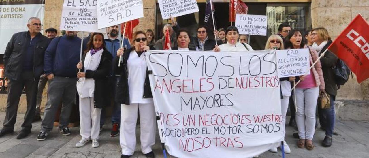 Protesta de las trabajadoras del servicio de ayuda a domicilio en el Ayuntamiento de Sagunt.