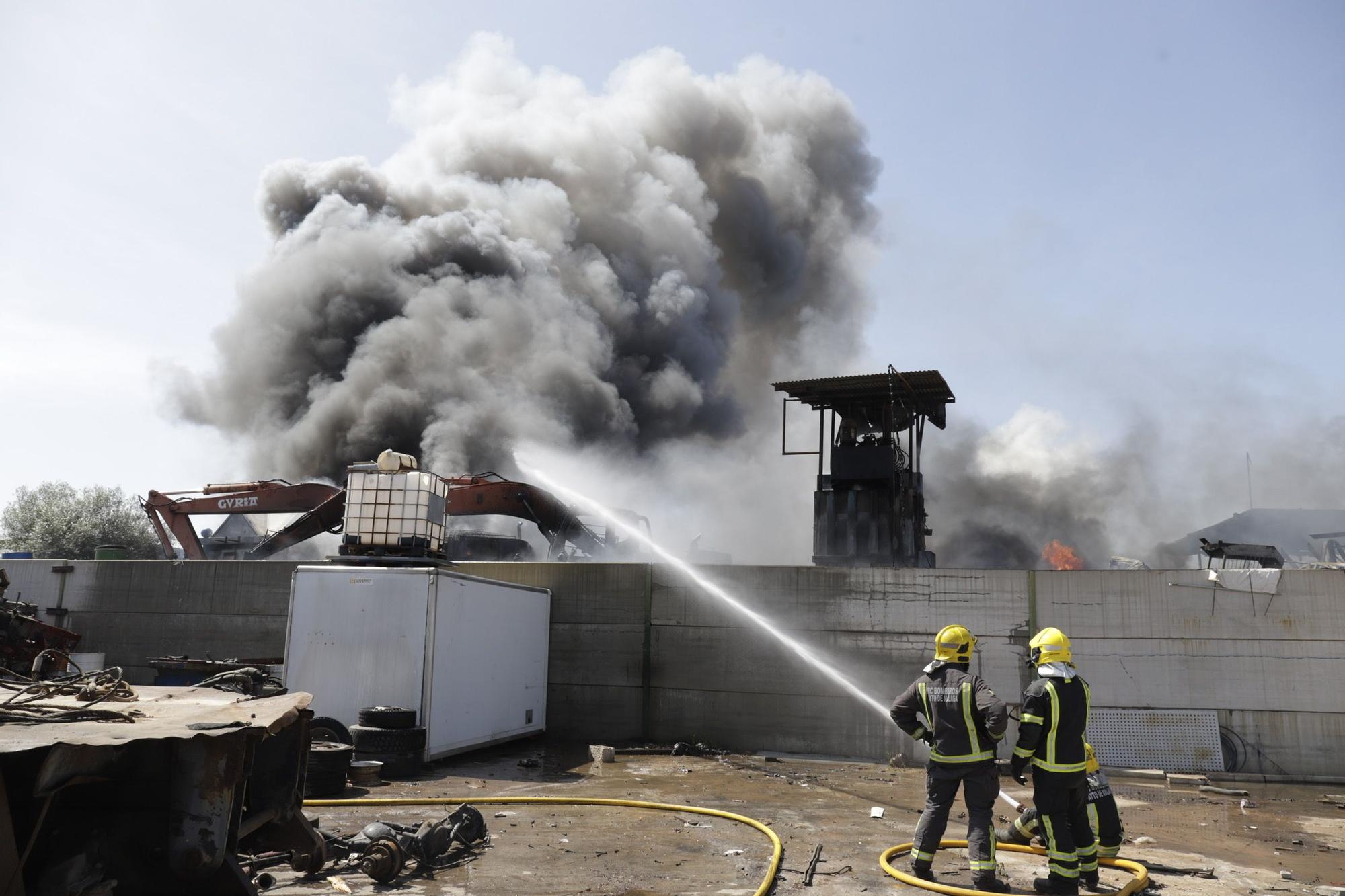 Imágenes del incendio de un desguace en Los Asperones