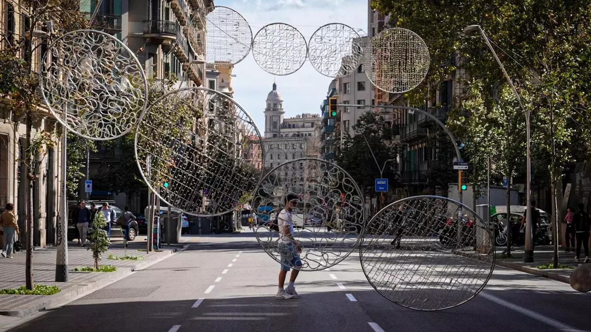 Alerta por viento en Barcelona: parques cerrados, árboles tumbados y luces de Navidad caídas en Balmes