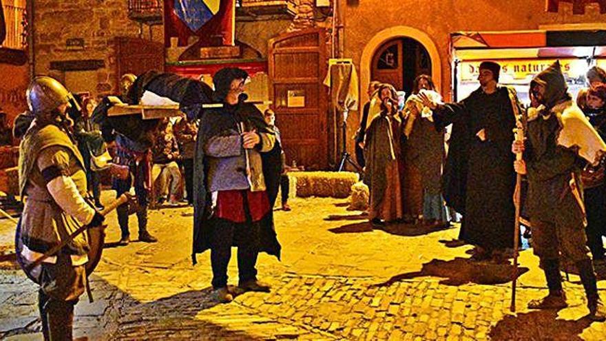 Funeral pel cavaller nòrdic a la plaça Major del Poble Vell durant la cloenda de la 18a Fira Medieval d&#039;Oficis