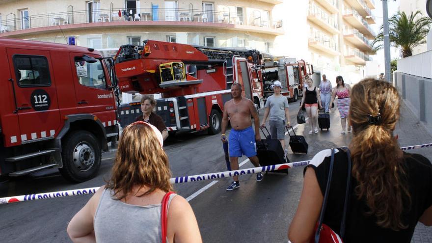 Imatge del desallotjament de l&#039;hotel Sun Village i que va posar al descobert el frau elèctric