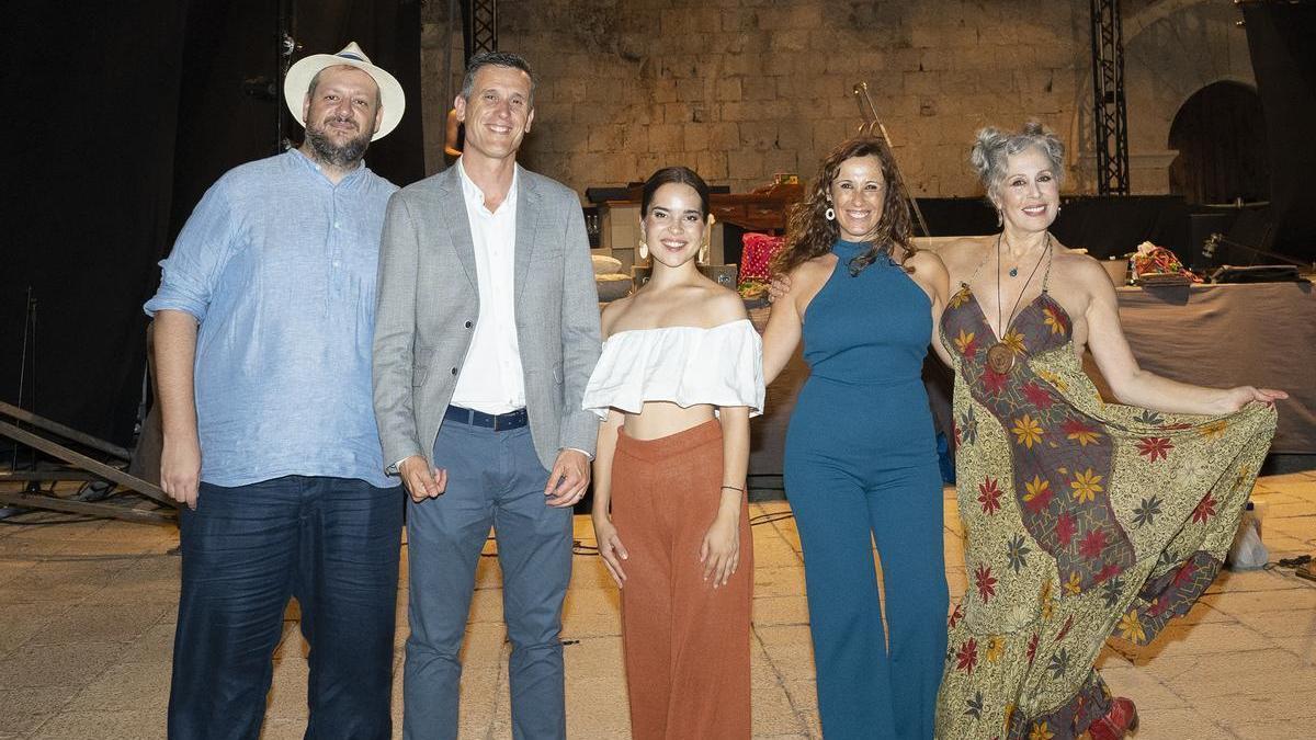 Responsables de la organización del festival, con el diputado de Cultura, Alejandro Clausell, la directora del castillo de Peñíscola y la actriz Miriam Díaz Aroca.