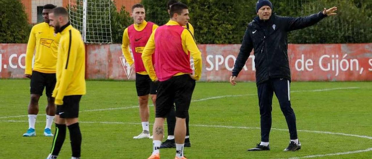 Djukic, a la derecha, da instrucciones a sus jugadores con Bogdan en el centro.