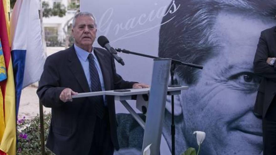 El exalcalde Alperi toma ayer la palabra durante el acto de homenaje a Adolfo Suárez.