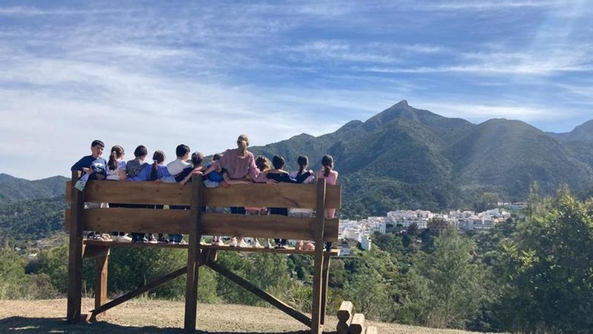 El banco gigante de Istán es de acceso gratuito y ofrece unas vistas panorámicas del pueblo.