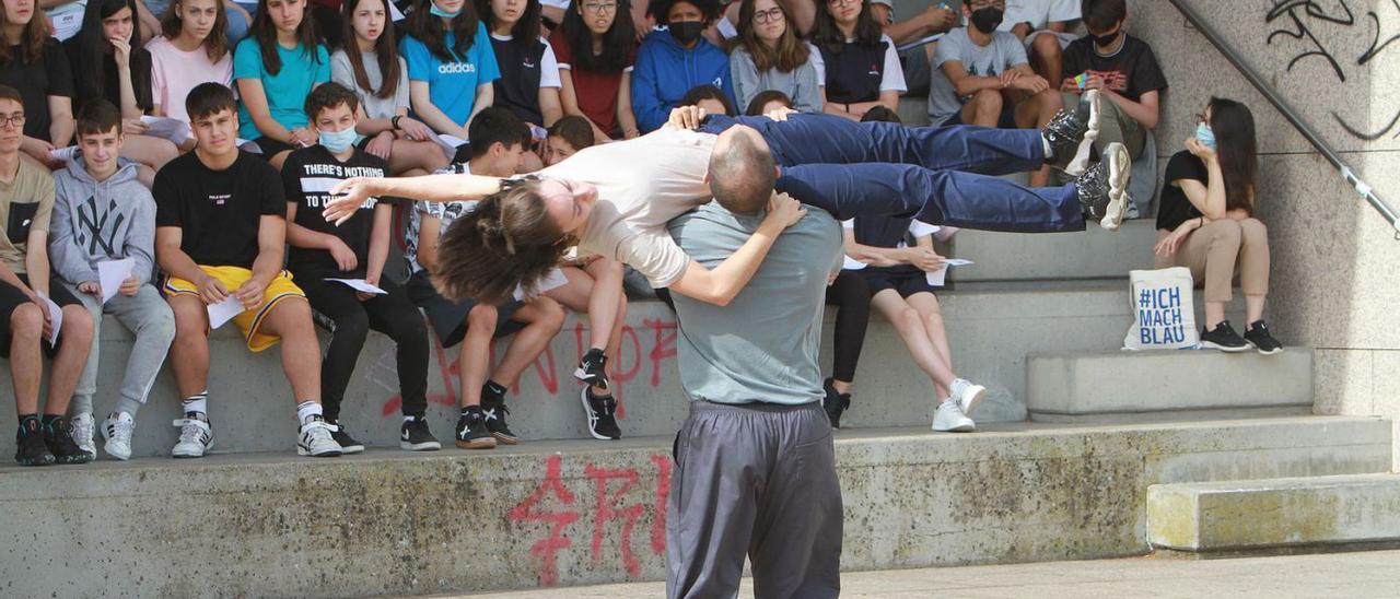 Una de las actuaciones del certamen, en la plaza exterior del Auditorio.   | // IÑAKI OSORIO