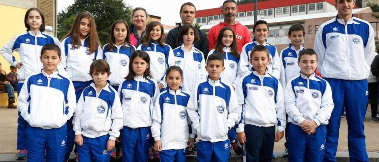 Los nadadores prebenjamines y benjamines del club corverano.