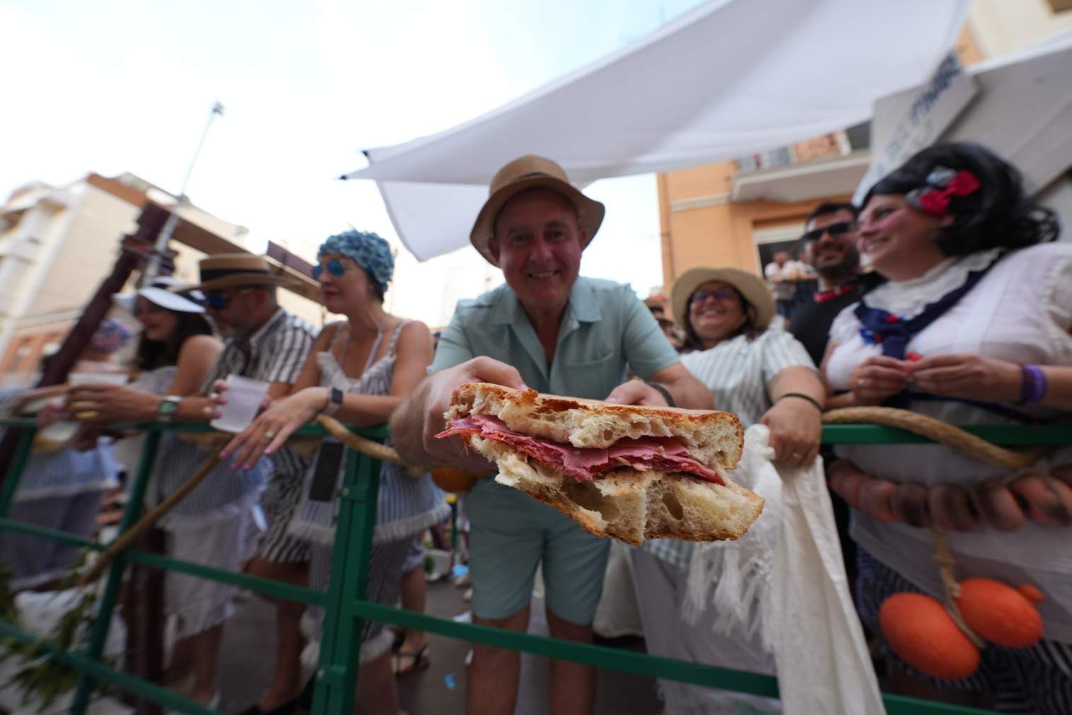 El Grau da inicio a las fiestas de Sant Pere con pólvora, bous y música