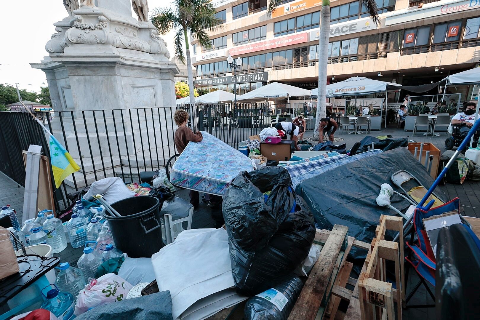 Traslado de la acampada de la plataforma antidesahucios en Santa Cruz