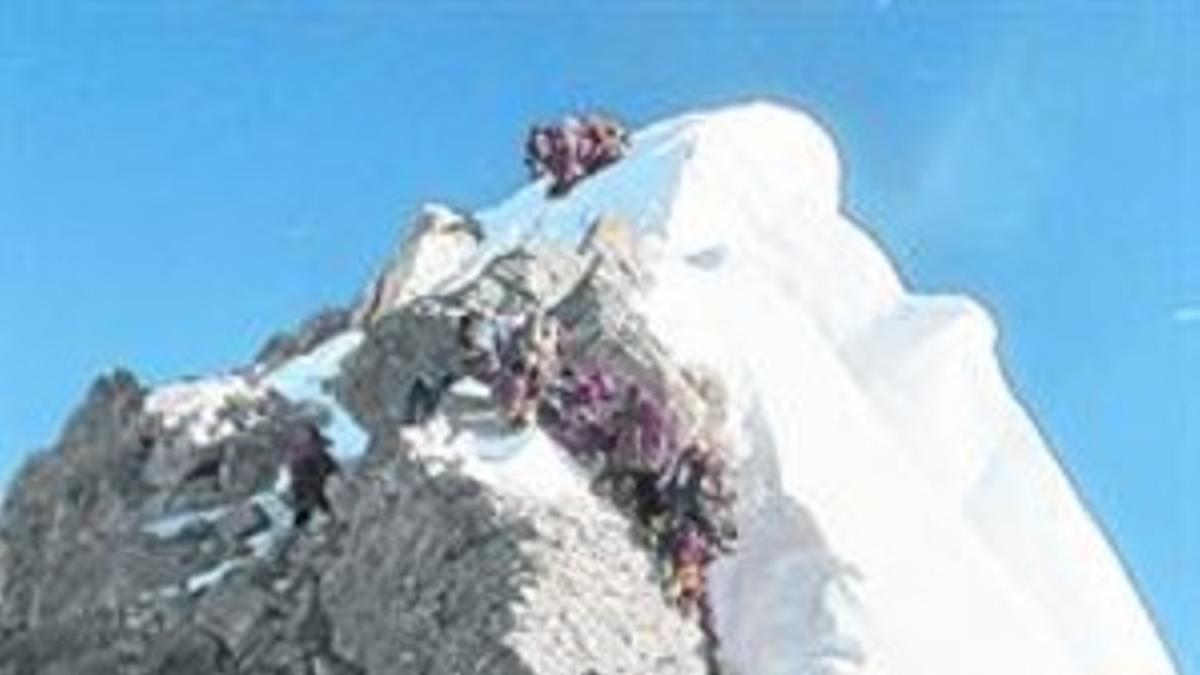 Alpinistas hacen cola para superar el tramo conocido como escalón Hillary, justo debajo de la cumbre del Everest.