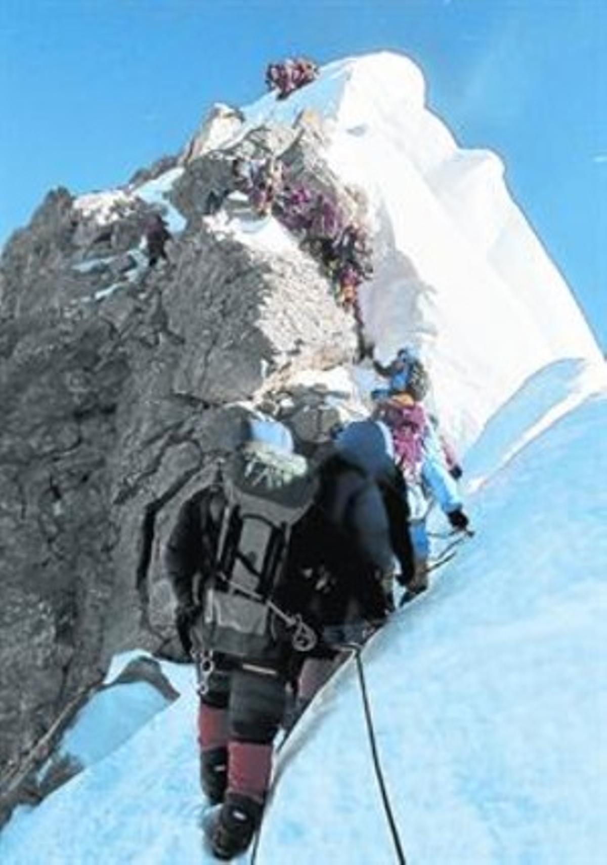 Alpinistes fan cua per superar el tram conegut com a esglaó Hillary, just sota el cim de l’Everest. Alpinistes fan cua per superar el tram conegut com a esglaó Hillary, just sota el cim de l’Everest.