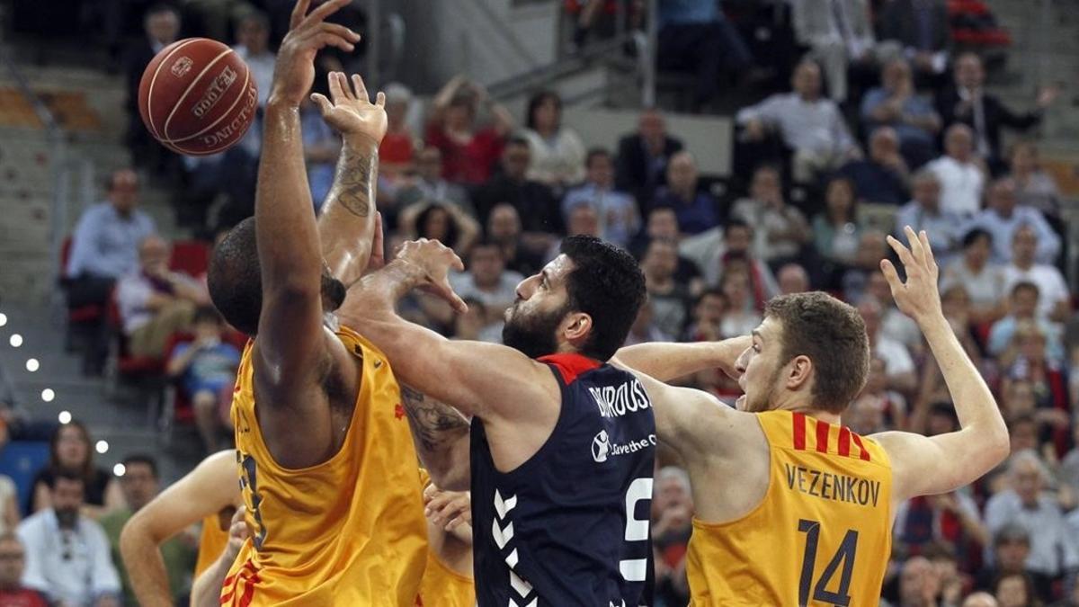 Los azulgranas Samuels y Vezenkov disputan un rebote con el griego Bourousis