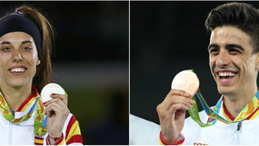 Eva Calvo y Joel González posan con sus medallas.