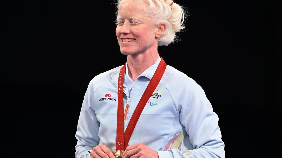 Marta Arce, con su medalla de bronce conquistada en París.