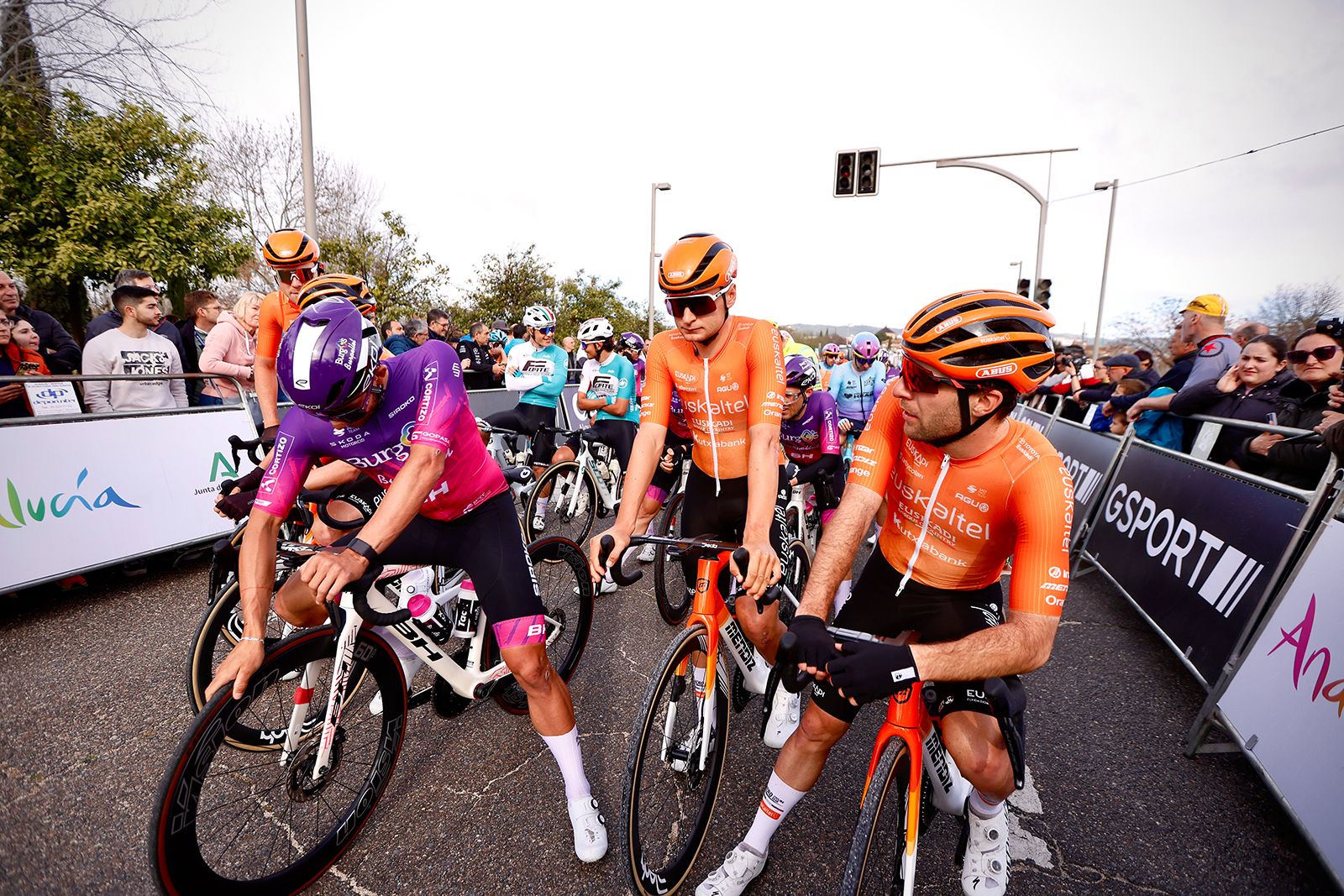 La salida de la etapa de Córdoba de la Vuelta a Andalucía en imágenes