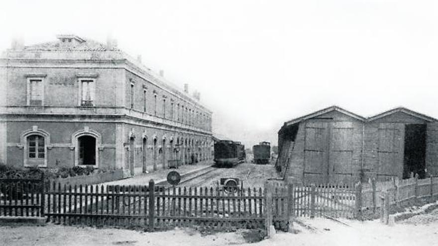 La imagen más antigua de la estación (1884), aún sin la marquesina, vista desde la actual Marqués de San Esteban.