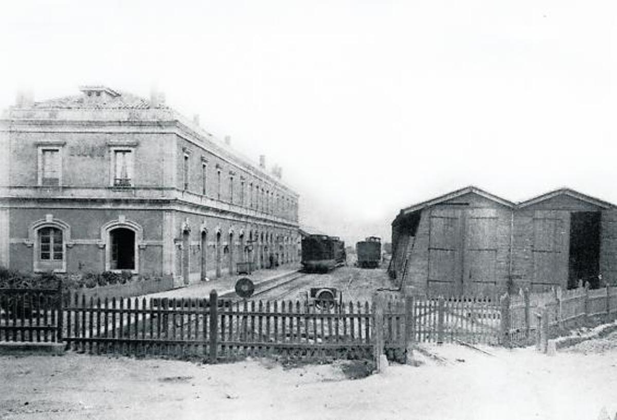 La imagen más antigua de la estación (1884), aún sin la marquesina, vista desde la actual Marqués de San Esteban.