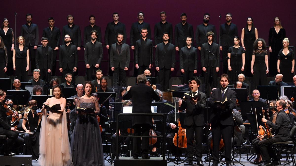Jordi Savall, d&#039;esquena, dirigeix un concert de Beethoven al Gran Teatre del Liceu