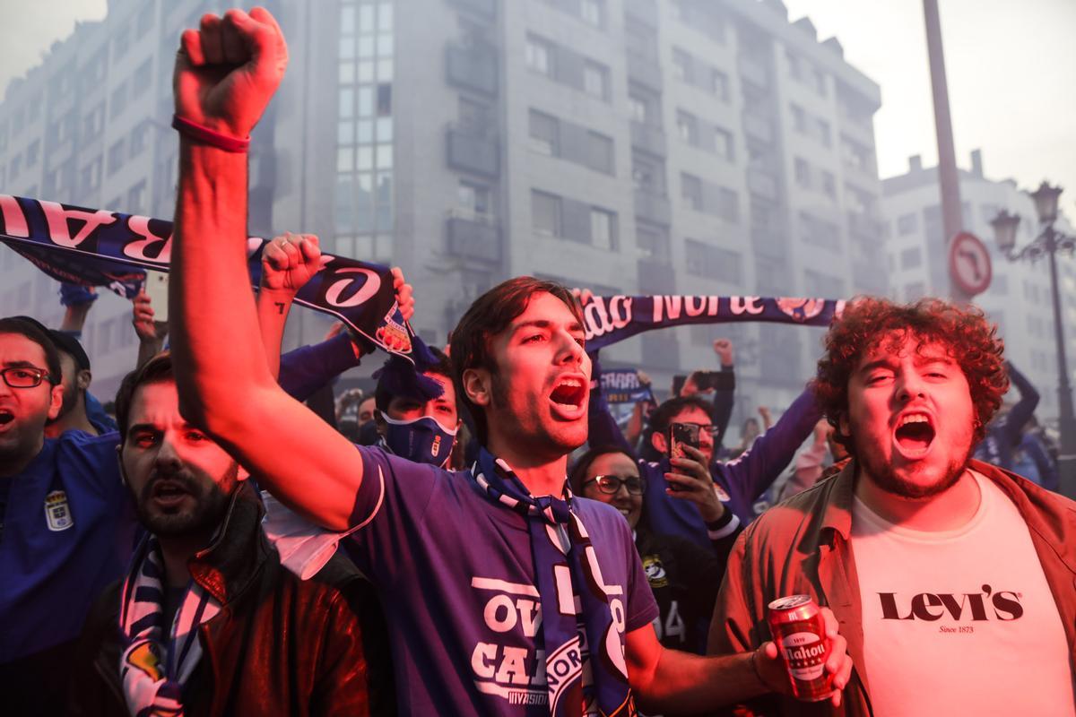 Ambiente de las aficiones en los prolegómenos del derbi