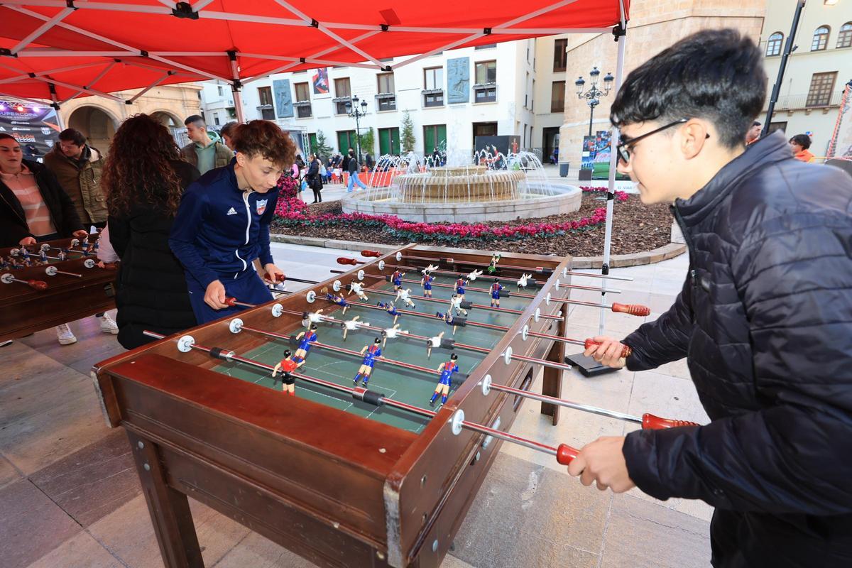 Galería | La final de la Supercopa ya se siente en la Fan Zone de la Plaza Mayor de Castelló