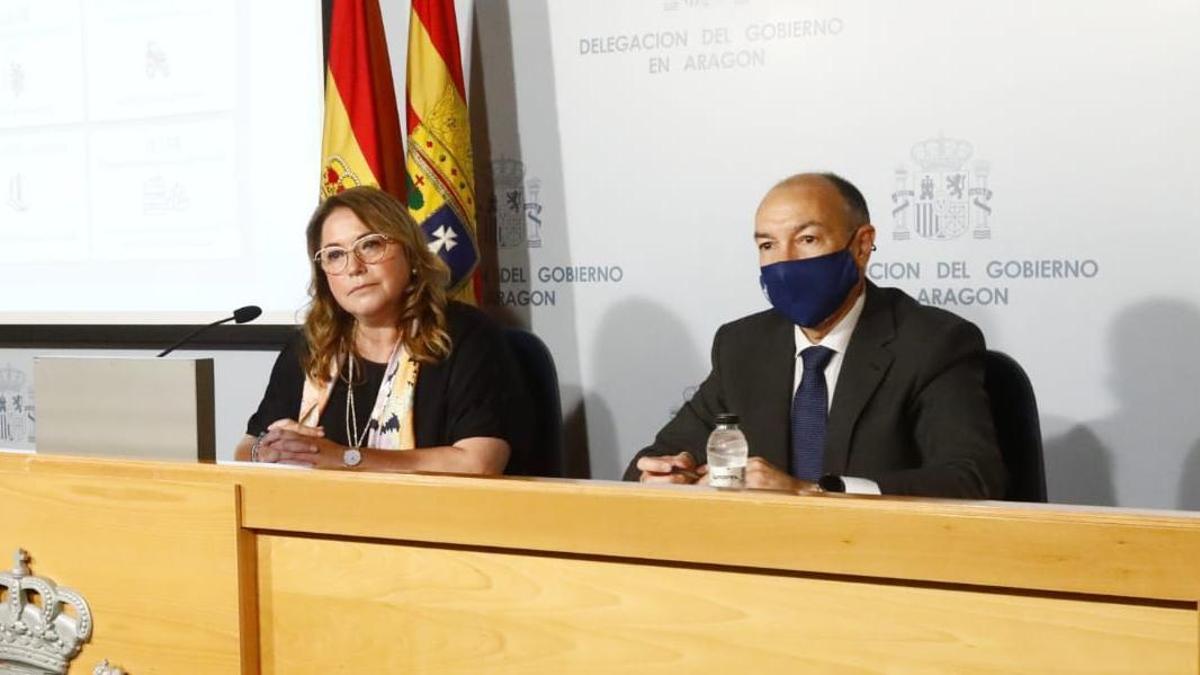 La delegada del Gobierno en Aragón, Rosa Serrano, y el subdelegado Fernando Beltrán.