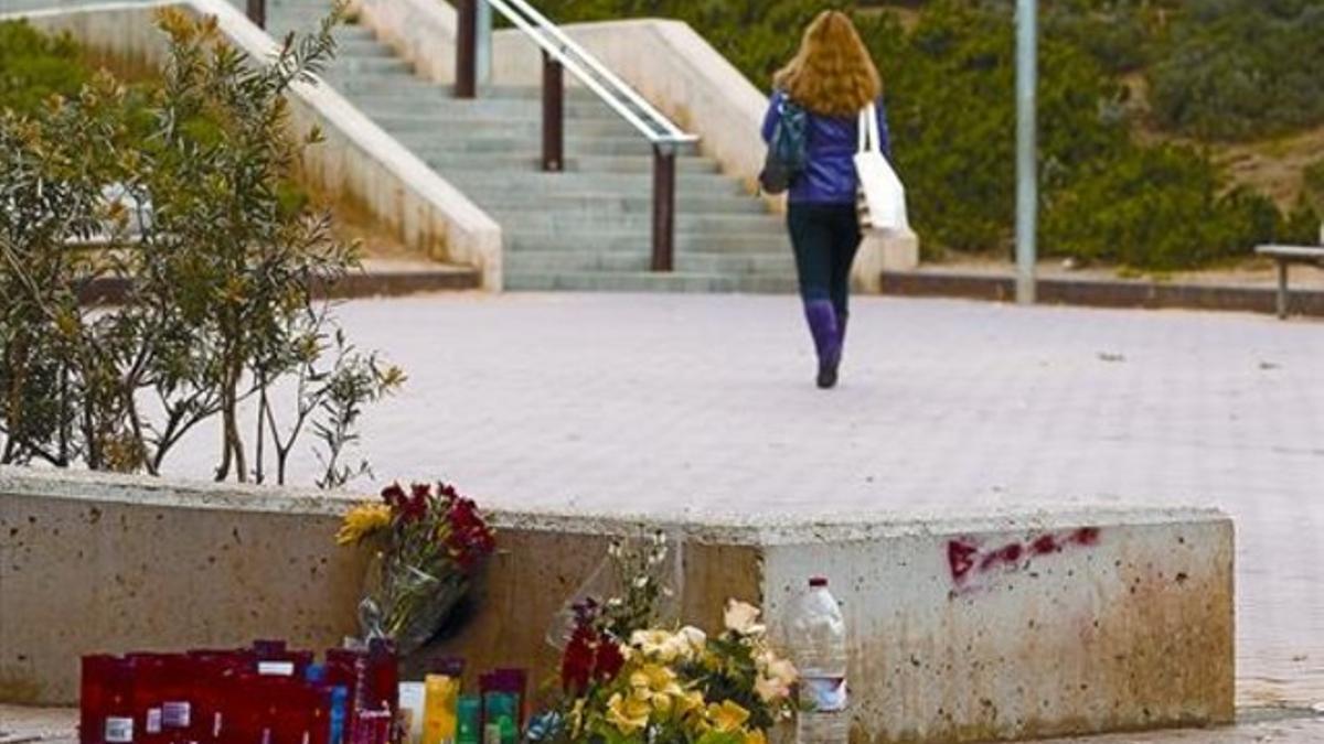 Flores y velas recuerdan en el Parc de la Granota de L'Hospitalet al menor boliviano que fue asesinado el pasado 6 de abril.