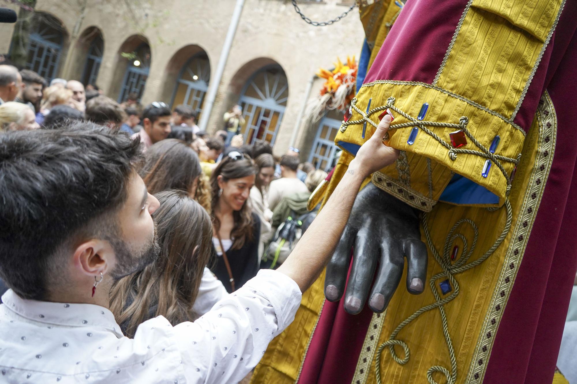 Els gegants de la Patum s'ennobleixen amb nous vestits que encisen els berguedans
