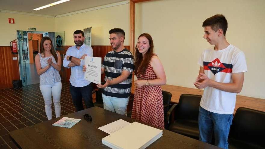 Cristina Pichel, en el centro, junto a miembros de la AED y políticos locales. // Bernabé