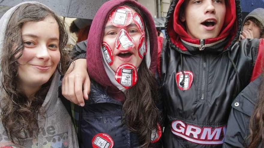 Alumnos con pegatinas en la protesta de Santiago. // Xoán Álvarez