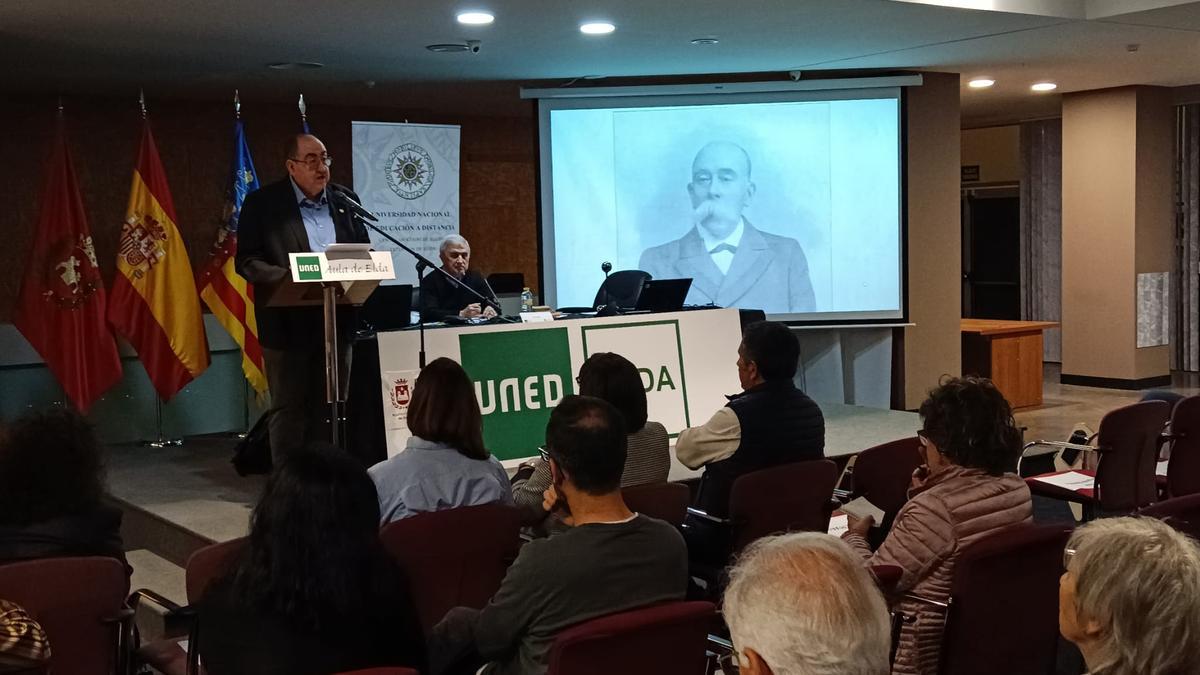 La presentación de la conferencia de Francis Valero sobre Emilio Castelar a cargo de José Manuel Guardia.