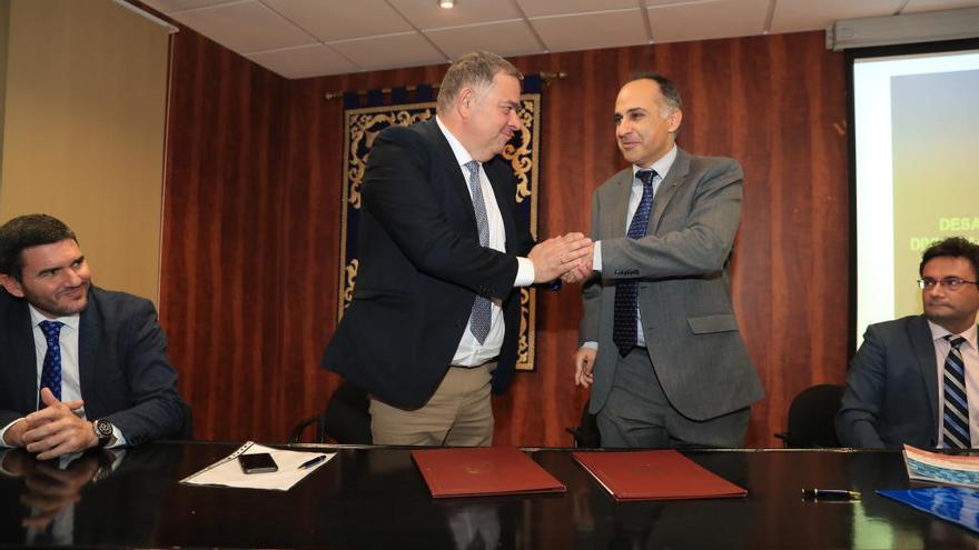 Un momento de la firma del convenio de colaboración entre regantes y universidad. Juan Caballero