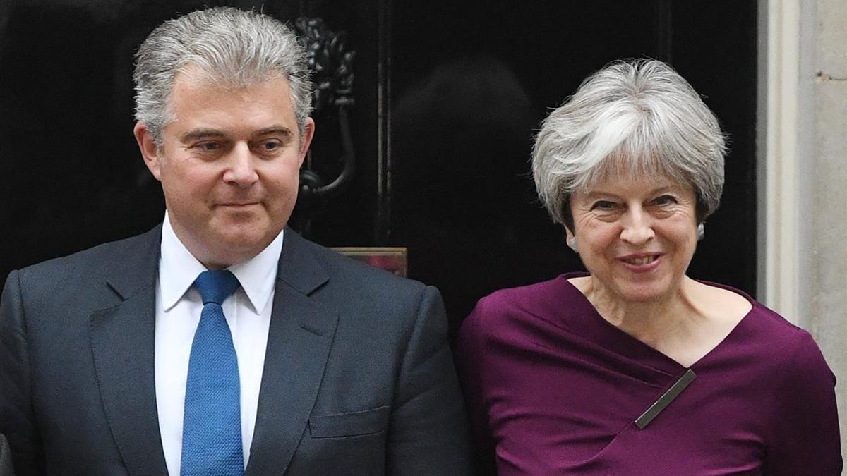 Theresa May (derecha) y el nuevo presidente del Partido Conservador, Brandon Lewis, frente al 10 de Downing Street