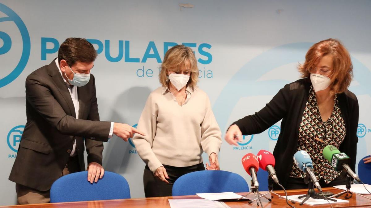 La presidenta del PP de Palencia, Ángeles Armisén (d) y la coordinadora del partido, María José de la Fuente, junto al consejero Fernández Carriedo, ayer en Palencia. | Brágimo - Ical