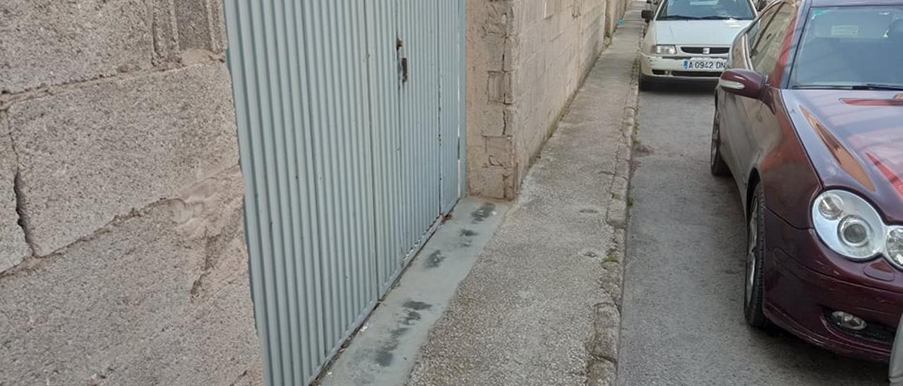 La acera de la calle Júcar de Villena.