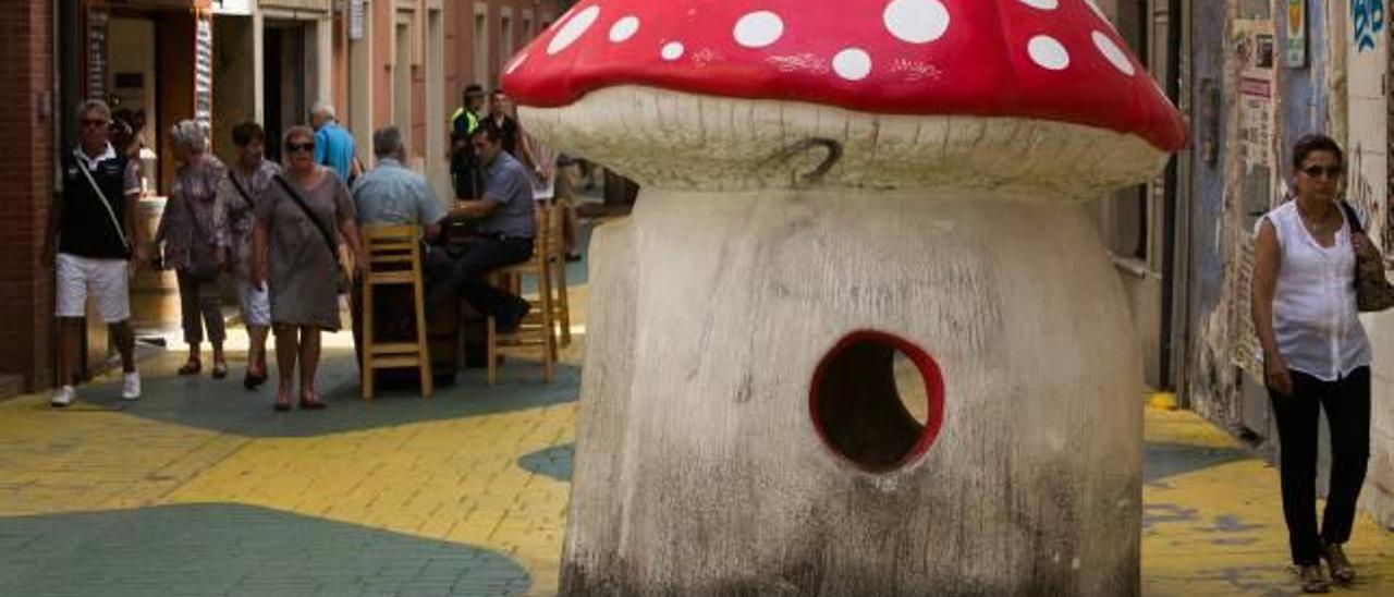 Las coloridas setas y el pavimento de la calle San Francisco presentan manchas y deterioro a menos de un año de instalarse