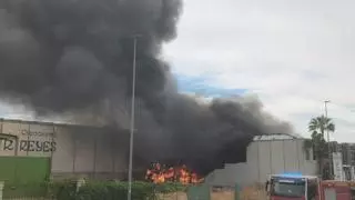 Un virulento incendio devasta la empresa Juracor en Lucena