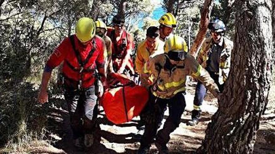 Moment del rescat de la dona al camí de ronda a Palafrugell.