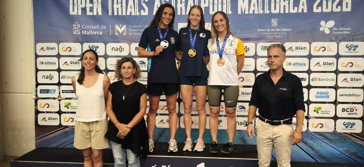 Helena Díaz, primera derecha en el podio.