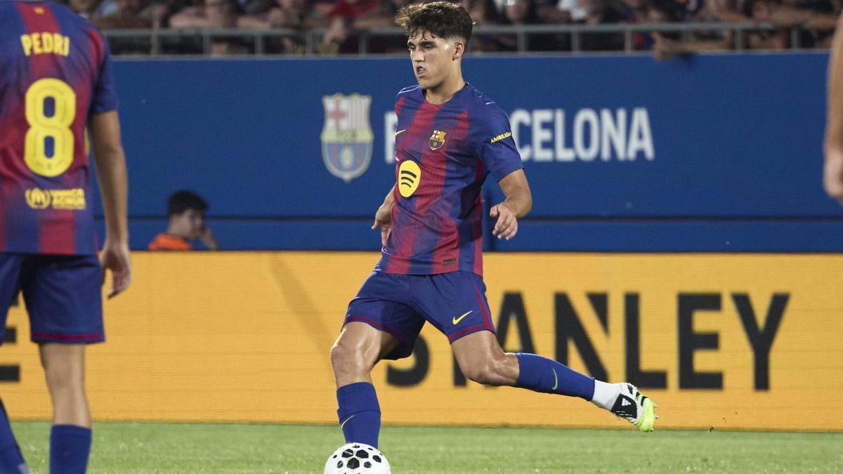 Pau Cubarsí en acción en un partido en el Estadi Johan Cruyff