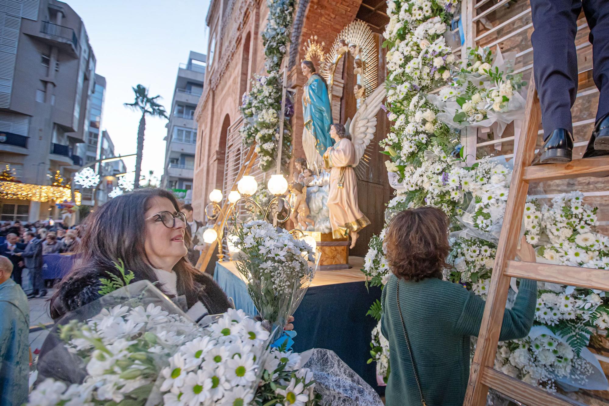 Más de 70 entidades y asociaciones participan en la multitudinaria ofrenda a la patrona que vistió de flores la fachada de iglesia de la Inmaculada Concepción